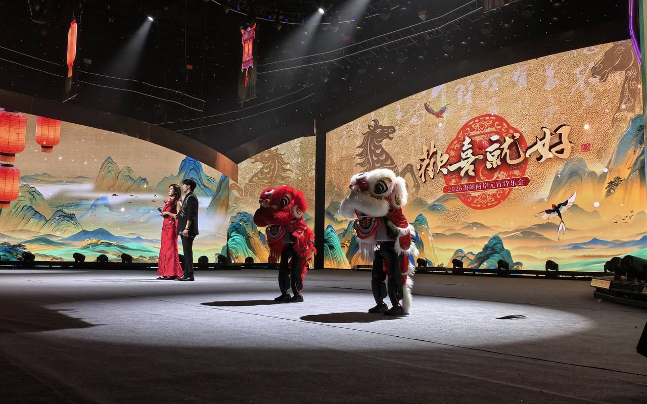 厦门卫视元宵节晚会现场：神机百炼人形机器人群控舞狮开场